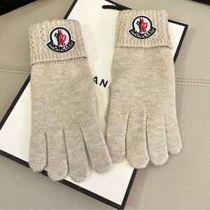 Moncler Light Gray Knit Gloves